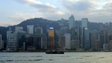 Hong Kong - 23 Kasım 2017: Victoria Limanı ve Hong Kong Adası manzarası. Hong Kong en yoğun nüfuslu şehir biridir.