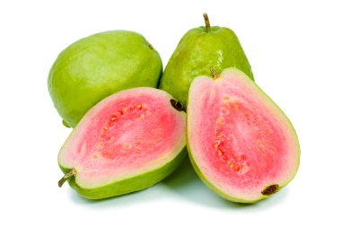 Beyaz arkaplanda olgun guava