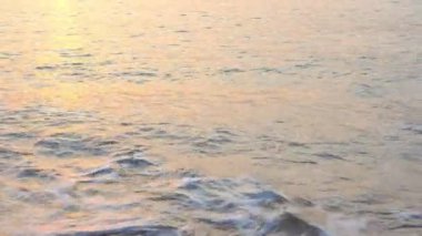 Altın rengi ve deniz kıyısı, ıslak kum su yüzeyi