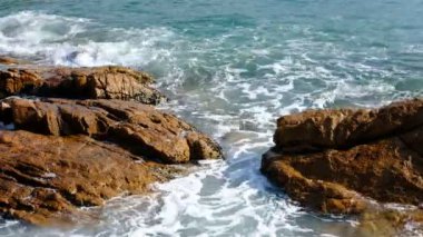 Dalgalar üzerinde kayalık plaj
