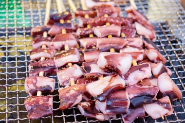 Bambu sopalarla lezzetli squid tentacle (Güney Koreli str üzerinde bile delip