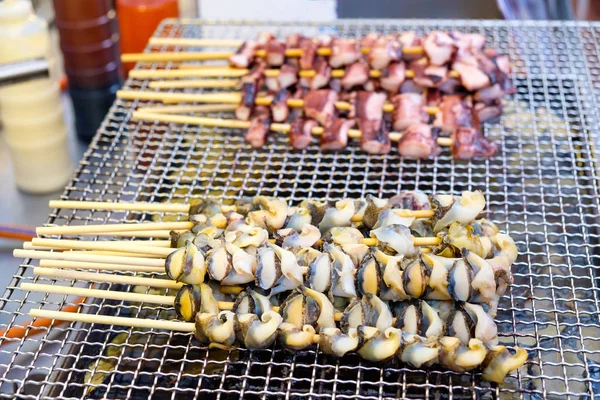 Skewered su bastoncini di bambù gustoso tentacolo di calamaro e carne di conchiglia (S — Foto Stock