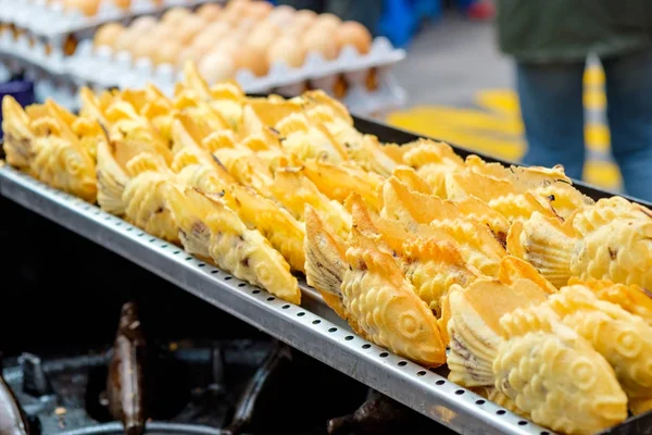 Croissant di pane ripieno di fagioli rossi a forma di pesce rosso (Boong-uh ppang) di street food sudcoreano — Foto Stock