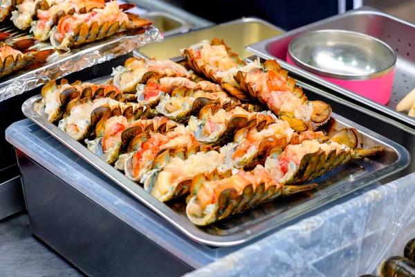 Carne di aragosta insieme alla grigliata di formaggio (street food Corea ) — Foto Stock