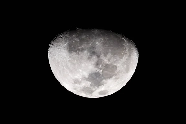 Mond über dunkelschwarzem Himmel — Stockfoto