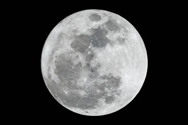 Obrovský měsíc nad tmavě černé obloze Caledonem — Stock fotografie