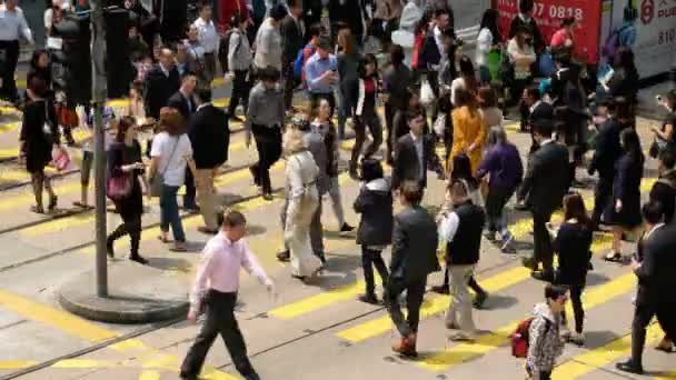 Гонконг Китай Марта 2018 Года Толпы Людей Переходят Улицу Центральном — стоковое видео