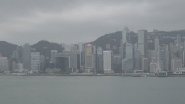 Hong Kong, Çin - 29 Ekim 2019 Victoria Limanı ve Hong Kong Adası Skyline bulutlu. Hong Kong dünyanın en çok sayıda gökdelenine sahip. Günlük kaydı, F günlük kaydı.