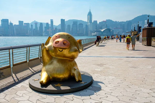 Brązowa rzeźba Mcnull 'a, antropomorficznej postaci z kreskówki świni, została zainstalowana na Hong Kong Avenue of Stars, wzdłuż Tsim Sha Tsui. — Zdjęcie stockowe