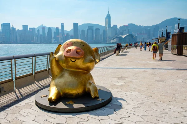 Na Hong Kong Avenue of Stars, podél Tsim Sha Tsui, byla instalována bronzová socha McTupouna, antropomorfní kreslená postava z prasete.. — Stock fotografie