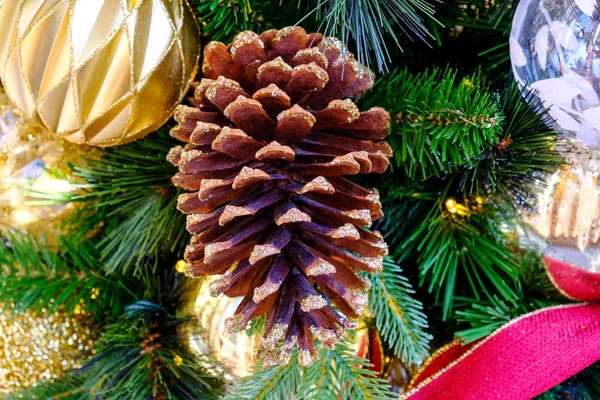 Pine Cone σε φόντο χριστουγεννιάτικου δέντρου — Φωτογραφία Αρχείου