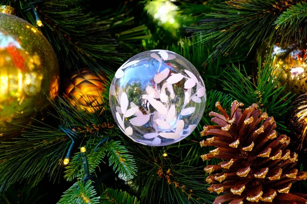 Κλείσιμο Χριστουγεννιάτικο δέντρο και διακόσμηση με φόντο μπάλα — Φωτογραφία Αρχείου