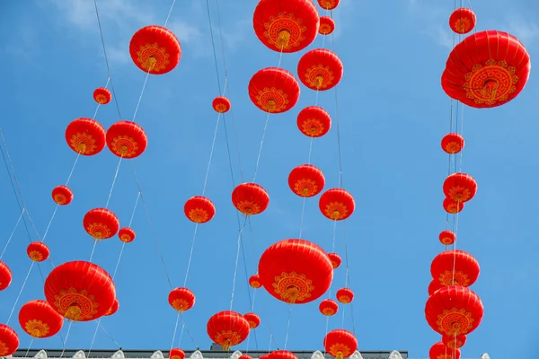 Linterna roja china en el cielo para celebrar el Festival de Primavera Fotos De Stock