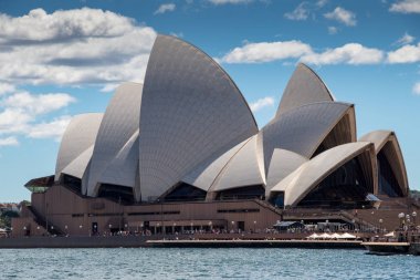 Sydney Opera Binası mimar Jrn Utzon tarafından ve çatı ceramis slates Hoganas İsveç ile kaplıdır