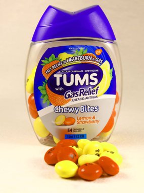 Clear Lake, Wi / Usa - 12 / 2020: Antacid için Tums Chewy Bites 'i kapatın. Limon ve Çilek Lezzeti