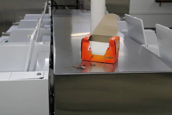 Clayton, Wi / Usa - 22 Ocak 2020: Çamaşırhanede kurutucu çarşaflar ve madeni paralar