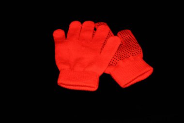 Yanan turuncu esnek eldivenler izole edilmiş siyah arka plan