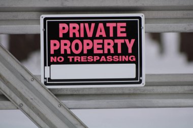 Kırsal ağaçlık arazi, kış ve kar için izinsiz giriş yok.