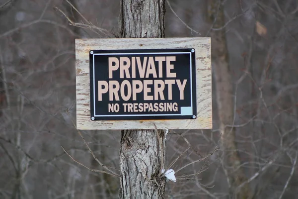 Inrespassing Sign Posted Wiejskie Nieruchomości Leśnych Zima Śnieg — Zdjęcie stockowe