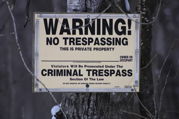 Inrespassing Sign Posted Wiejskie Nieruchomości Leśnych Zima Śnieg — Zdjęcie stockowe