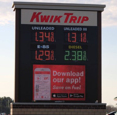 Dunn County, WI / USA - Coronavirus salgını sırasında 22 / 2020 Benzin İstasyonu fiyat tahtası