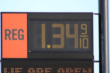Dunn County, WI / USA - Coronavirus salgını sırasında 22 / 2020 Benzin İstasyonu fiyat tahtası