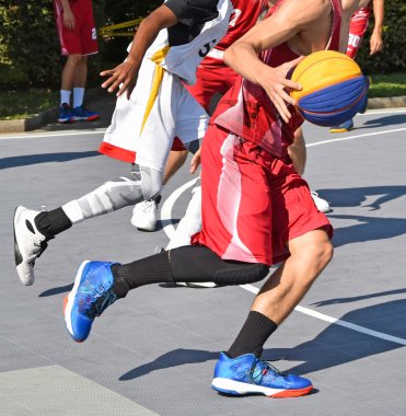 Basketbol oyuncular açık havada