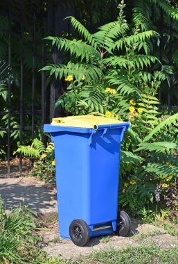 Sokakta tekerlekli çöp kutusu