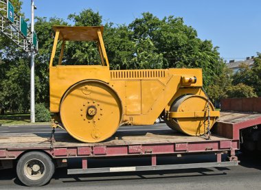 Bir römork üzerinde eski buharlı silindir