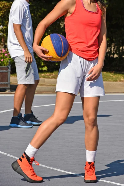 Mujer con baloncesto — Foto de Stock