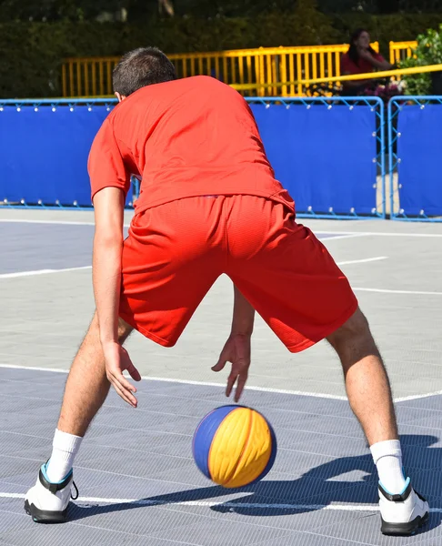 El hombre juega al baloncesto — Foto de Stock