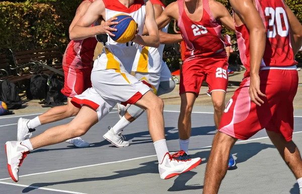 Jugadores de baloncesto en acción al aire libre — Foto de Stock