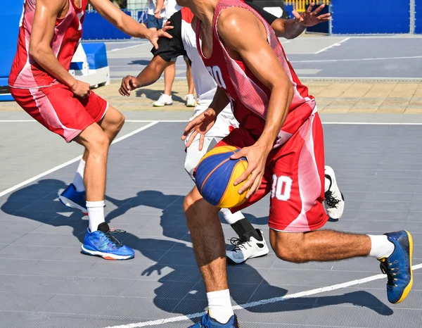 Playing basketball outdoors — Stock Photo, Image