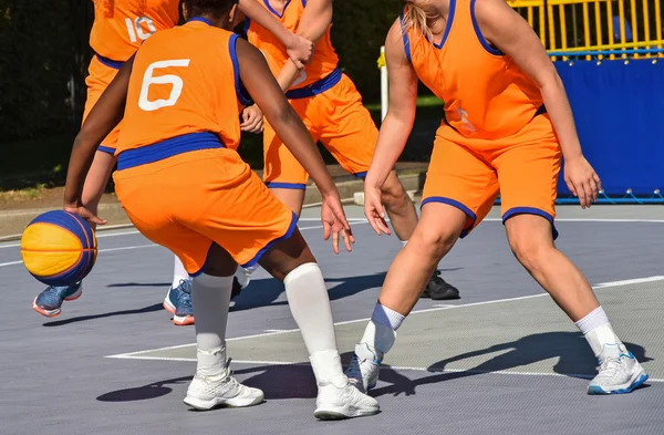 Partido de baloncesto al aire libre — Foto de Stock