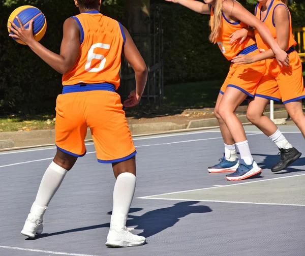 Jugar al baloncesto al aire libre — Foto de Stock