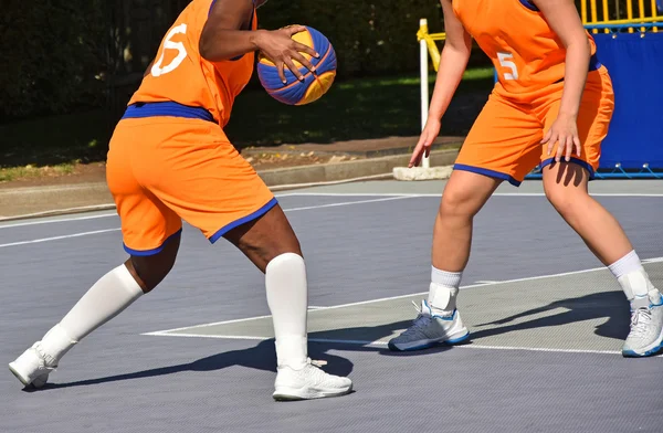 Jugar al baloncesto al aire libre — Foto de Stock