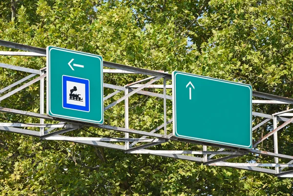 Railway station verkeersbord — Stockfoto