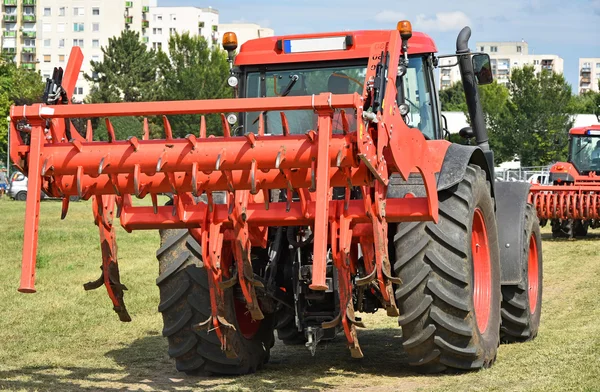 Tractor con arado — Foto de Stock