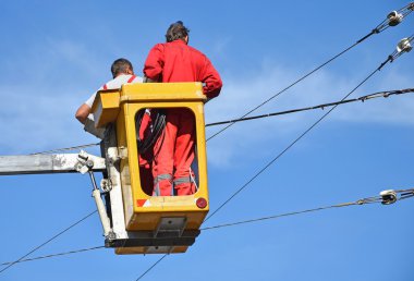 Elektrikçiler çalışıyoruz