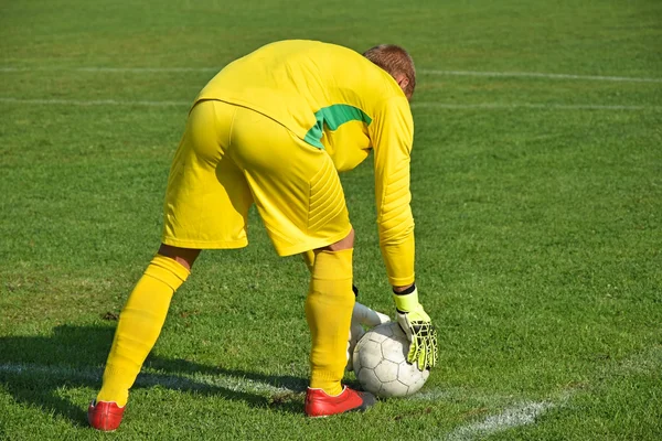 Soccer goalkeeper ready to kick the ball — Stock Photo, Image