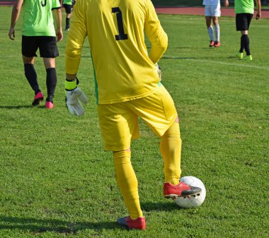 Bir top ile futbol kalecisi