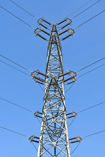 Elektrický sloup a modrá obloha — Stock fotografie