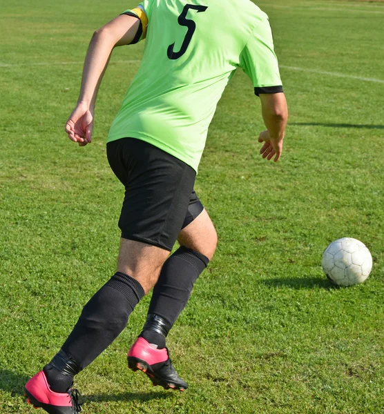 Joueur de football avec un ballon — Photo