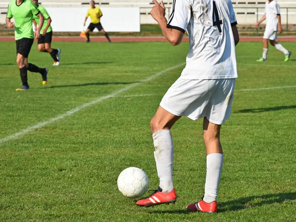 Грати у футбол на відкритому повітрі — стокове фото