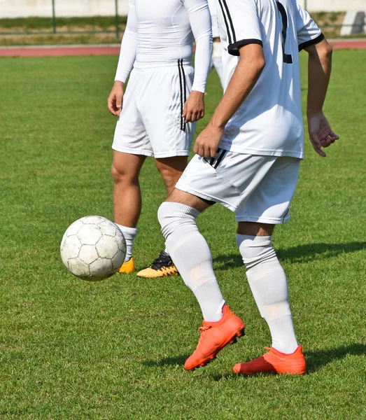 Jogadores de futebol com uma bola — Fotografia de Stock
