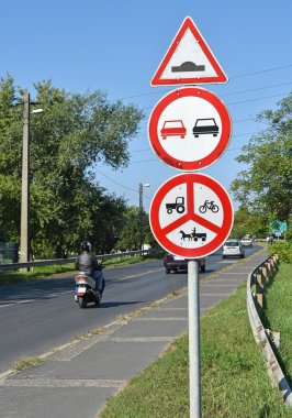 Sokakta yol işaretleri