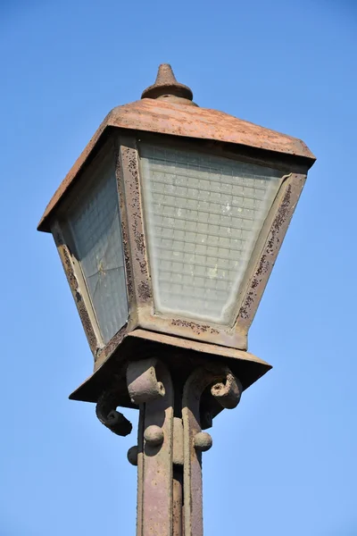 Vecchio lampione arrugginito — Foto Stock