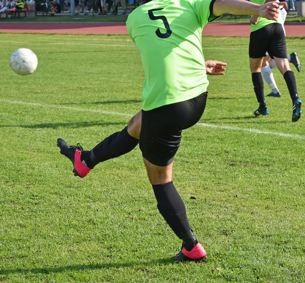 Patear la pelota en el partido de fútbol — Foto de Stock