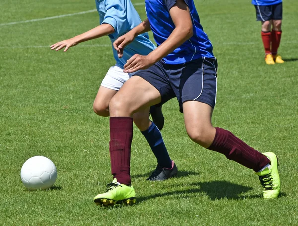 Jóvenes futbolistas en acción — Foto de Stock