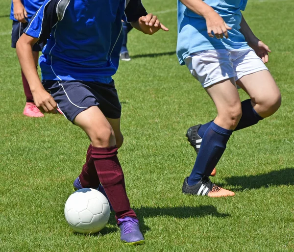 Τα παιδιά παίζουν ποδόσφαιρο — Φωτογραφία Αρχείου